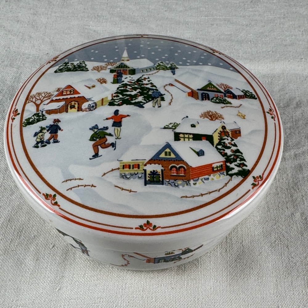 Hancook Festive Winter Scene Ceramic lidded Bowl - Picture 1 of 12